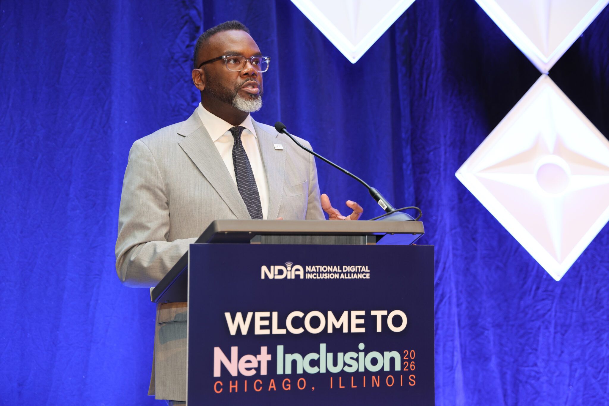 chigcago mayor brandon jonshon speaking to a crowd